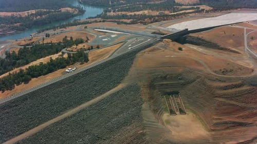 Lago Oroville, California, alrededor de agosto de 2021: Vista aérea de la presa del lago Oroville. Filmado con Cinefle
...