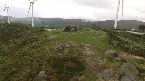 Luftaufnahme von Windkraftanlagen oder Windmühlen Farmfeld in Industriefabrik mit Nebel
