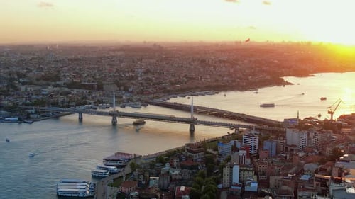Drohnenaufnahme von Istanbul bei Sonnenuntergang, Türkei. Mehrere Wohngebäude, Moscheen, Galata und