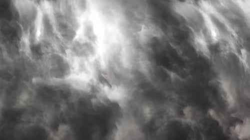 4K-Gewitter, die in dunkelgrauen Wolken auftreten