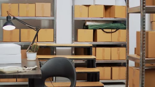Entrepôt avec bureau et stock