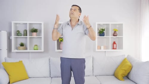 Le vieil homme suffoque à cause de la chaleur de la maison