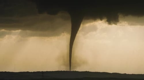 Starker Tornado-Touchdown erzeugt Staubwolke in offener Landschaft
