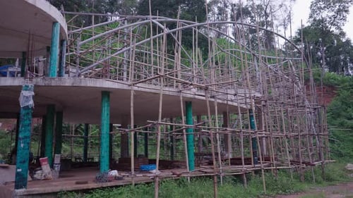 Estructura de postes de andamios en el edificio en construcción en Kampong, Chiang Mai, Tailandia
