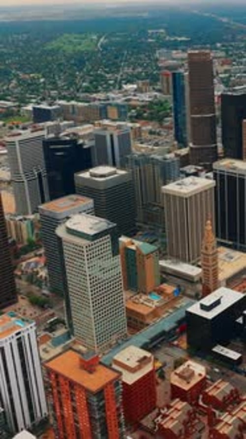 Rascacielos de Denver con un paisaje urbano verde como telón de fondo. Hermosa arquitectura urbana