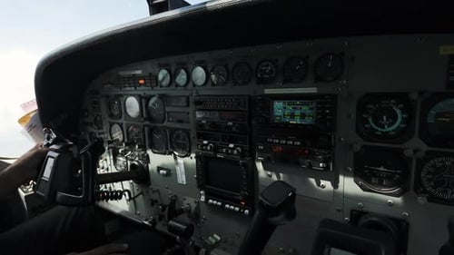 Tableau de bord et étriers dans le poste de pilotage d'un avion Cessna 208B Grand Caravan. Plan panoramique