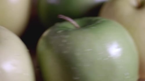 Nahaufnahme eines frischen grünen und gelben Äpfels mit Wassertropfen - Nahaufnahme
