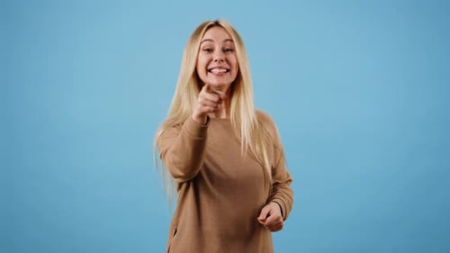 Frau gratuliert ihrem Freund zum Sieg und zeigt Daumen hoch