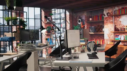Codetests und Qualitätssicherung werden auf Computern im Startup-Arbeitsplatz durchgeführt