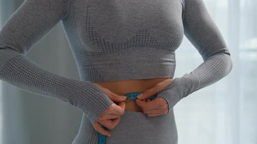Ruban à mesurer la taille pour femme heureuse, caucasienne, sportive, sportive, mince et élancée