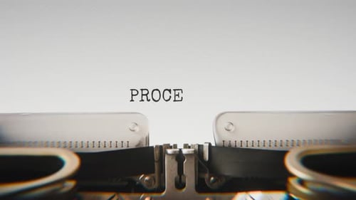 Ancienne machine à écrire mécanique dactylographiant les données de traitement dans une vue rapprochée.