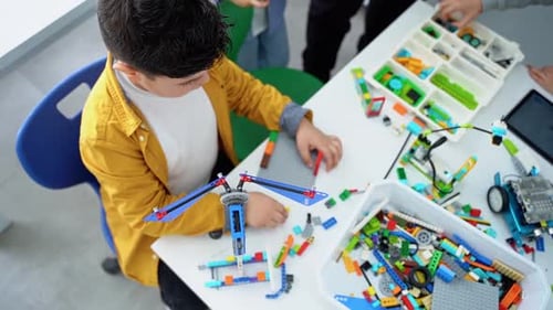 Robotik-Programmierkurs Kinder konstruieren und programmieren Roboter-STEM-Unterricht mit Constructor