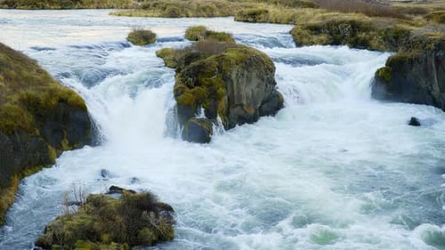 Herbstlicher Wasserfall in Island