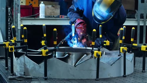 Asiatischer Techniker oder Mechaniker, Mitarbeiter einer Stahlfabrik, Arbeiter in Industrieuniformen, arbeiten