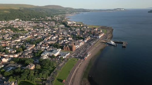 Vue aérienne de la promenade de Largs et du front de mer, Écosse, Royaume-Uni