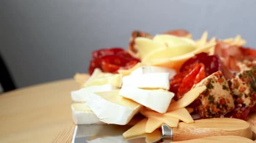 Planche à fromage et charcuterie, idée cadeau, assiette à déjeuner, effort visuel minimal