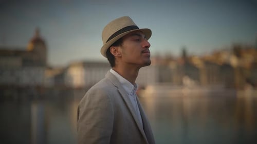 Retrato de estilo de vida urbano de um homem feliz curtindo a vida na cidade ao ar livre