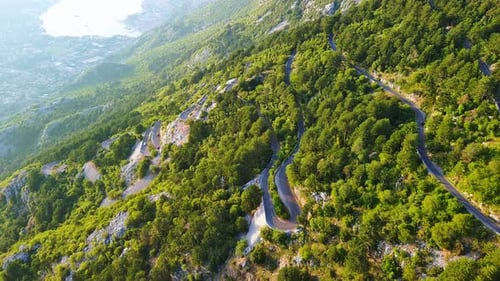 Estrada sinuosa: serpentina de Lovcensky com curvas perigosas que levam ao topo do montenegrino