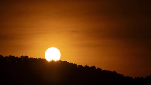 Time-lapse d'un paysage majestueux de coucher ou de lever de soleil, de beaux nuages et de ciel, de paysages naturels, de scènes.