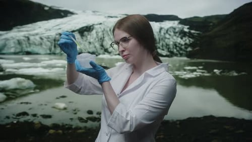 Científica realiza una prueba de agua cerca de la laguna Glacier