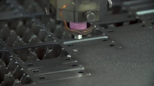 Laserschneiden von Blechen mit hellen Funkeln