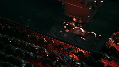 Corte chapa en el taller, herramienta moderna en la industria pesada, trabajo peligroso, fabricación de alta precisión