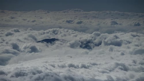 Wolken bedecken die Landschaft, die vom Haleakala-Berg auf Maui aus gesehen wird