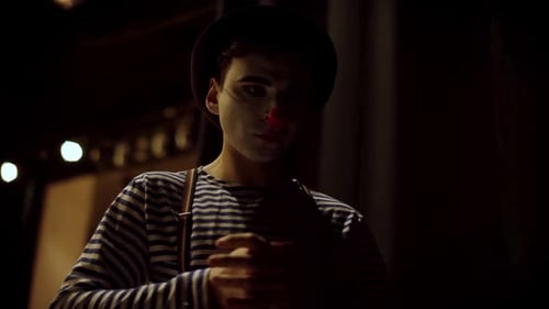 Un mimo misterioso en las sombras: el arte expresivo capturado brillantemente en acción