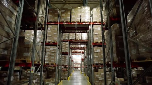 Hall de l'usine de carton avec des produits finis sur des étagères