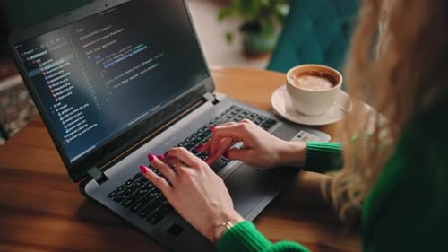Freelancerin, Webdesignerin oder Softwareentwicklerin, die im Café arbeitet, Nahaufnahme von Händen und Display
