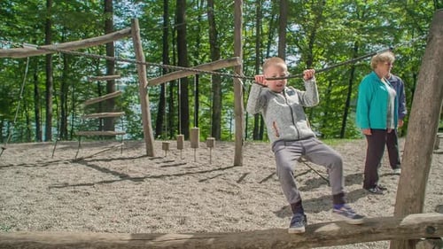 Kinder klettern auf dem Hochseilweg und verbringen den Tag mit der Familie