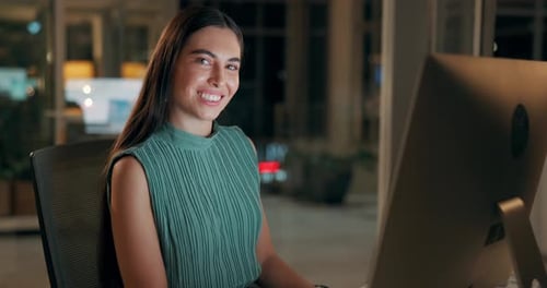 Nuit, bureau et visage de femme d'affaires avec le sourire pour les heures supplémentaires, le démarrage ou la fierté du travail