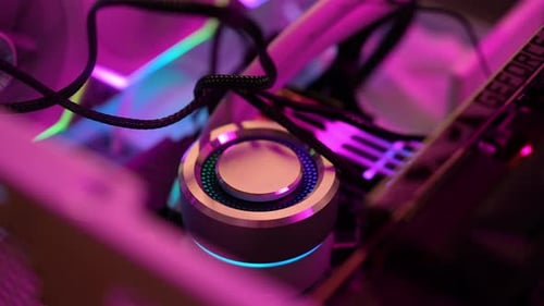 Nahaufnahme des Wasserkühlsystems für Gaming-Computer, das in Neonlichtern leuchtet, moderne, leistungsstarke Hardware