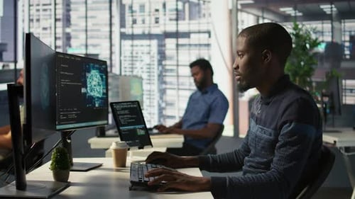 Mann programmiert im Büro mit künstlicher Intelligenz