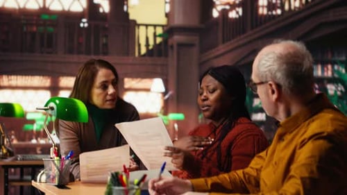 Interprètes adultes participant à une répétition d'art dramatique à la bibliothèque