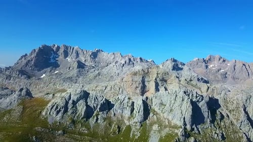 Ballet aérien au-dessus des Picos de Europa : des sommets escarpés dressent un portrait impressionnant