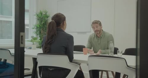 Vorstellungsgespräch für Geschäftsleute im Besprechungsraum der Unternehmens-