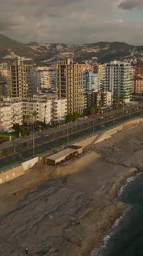 Marco de edificio residencial con vídeo vertical en construcción en la primera costa que ofrece lujo