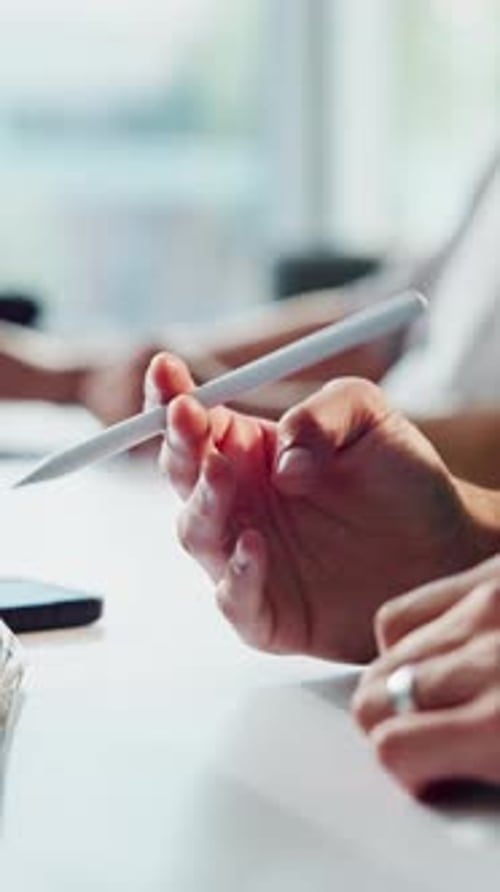 Designer, profissional ou profissional com caneta, planejamento de ideias ou contemplação para o desenvolvimento do site