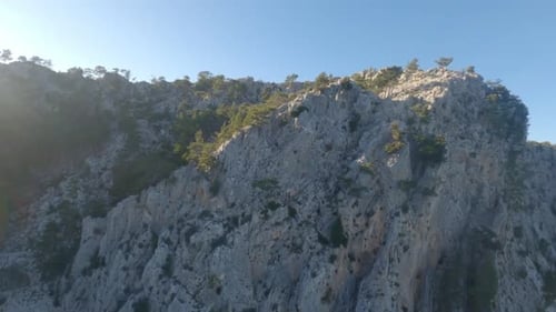 Chaîne de montagnes Rocheuses sur la côte sud de la Turquie, près du site touristique d'Adrasan