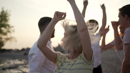 Groupe d'amis faisant la fête à l'extérieur Belles filles dansant sur de la musique en gros plan