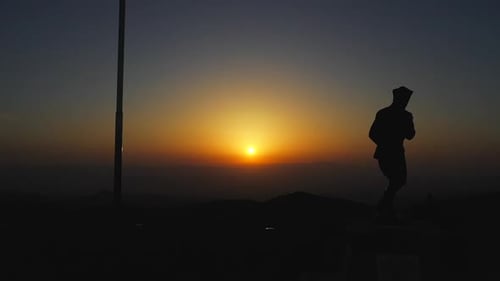 Estátua de Ataturk e acenando a bandeira turca ao nascer do sol