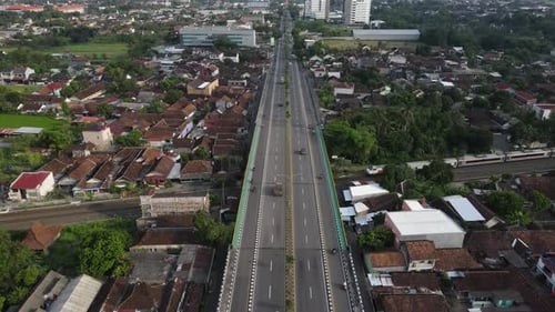 Eine Luftaufnahme der Gamping-Überführung in Yogyakarta. Dies ist eine Überführung mit einer Eisenbahnstrecke.
EIN