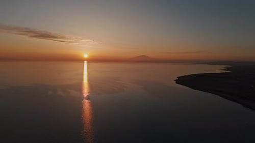 Vista aérea, puesta del sol, mar y reflejos