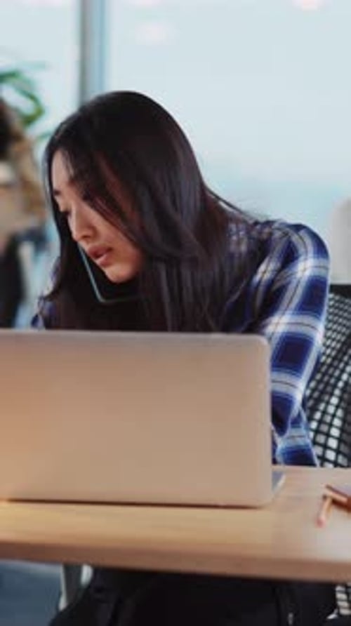 Chinesische junge professionelle asiatische Callcenter-Managerin im Gespräch mit der Kundenbetreuung aus der Ferne