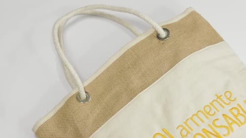 Bolsa de manta bordada ecológica con un inspirador mensaje ambiental