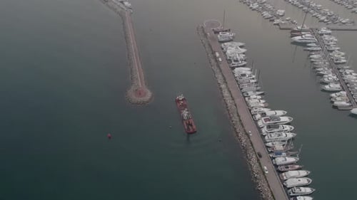 Luftaufnahme des ruhigen Yachthafens mit festgemachten Booten und ruhigem Meer, Izola, Slowenien.