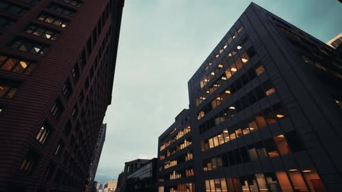 Paisaje urbano bullicioso después del atardecer con edificios resplandecientes y movimientos callejeros nocturnos