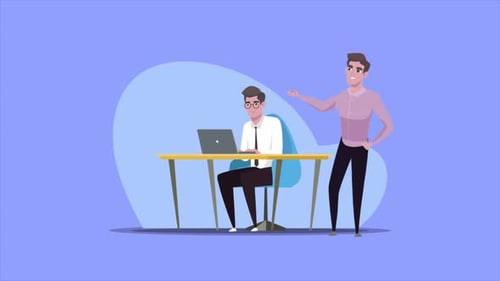 Des employés de bureau discutent entre eux du projet 4K