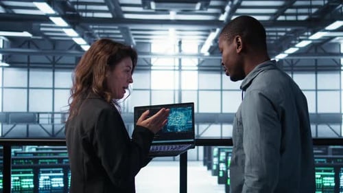 Programmierer programmieren auf einem Laptop mit künstlicher Intelligenz in der Serverfarm